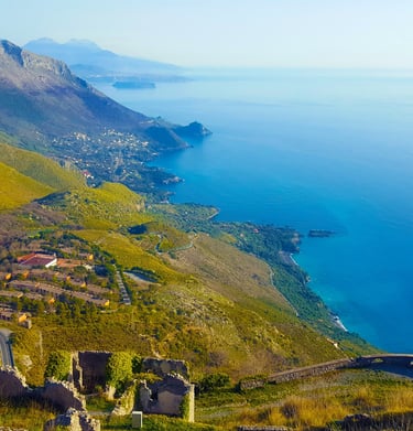  Vista aerea panoramica della costa del Mar Tirreno e delle montagne di Maratea