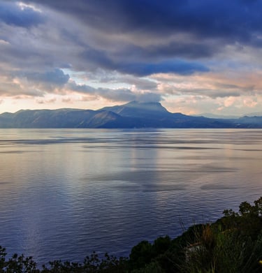 Vista panoramica sulla costa, con le calme acque blu di Maratea e le montagne, spettacolare cielo