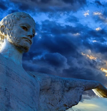 Antica statua del cristo di Maratea con le braccia tese, sullo sfondo di un suggestivo cielo