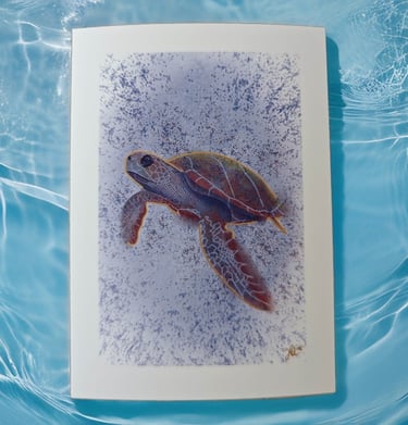 Carte postale représentant une tortue marine colorée avec des dorures couleurs or