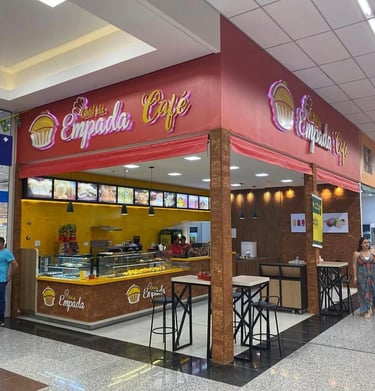 Estrutura de fachada comercial com identidade visual destacada