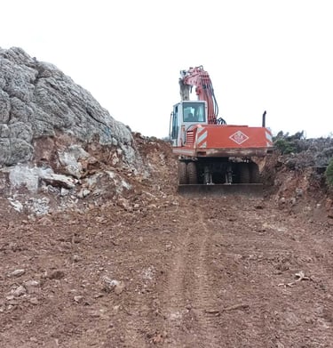 Εκσκαφή βουνού για διάνοιξη νέου μονοπατιού