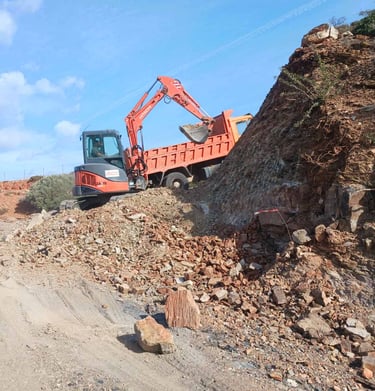 Φορτηγό φορτώνει υλικά για διάνοιξη νέου δρόμου