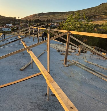 Ayvalık'ta oluk temizliği ve yağmur suyu tahliye sistemi montajı.
