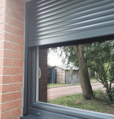 nettoyage des vitres et des menuiseries alentours par Valentin Herlin entreprise Val'Clean à Vieux Condé