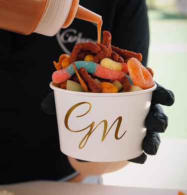snacks gomitas chicharrones cacahuates en vaso personalizado con salsa