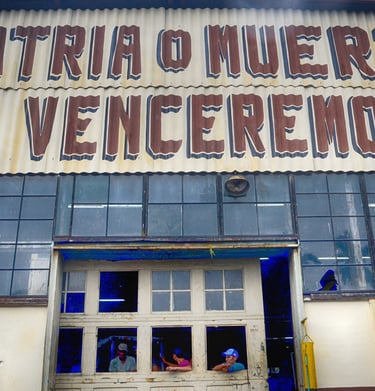 Una vieja fábrica con el eslogan revolucionario Patria o Muerte.