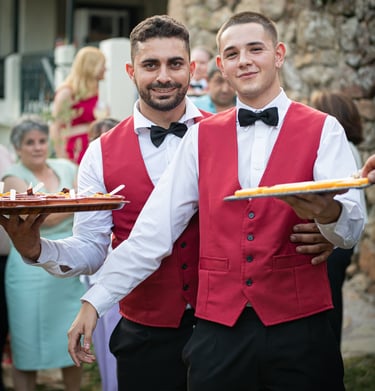 dos camareros con chaqueta roja
