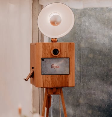 Photobooth en bois clair sur trépied avec éclairage circulaire, modèle Rosa, exemple mariage