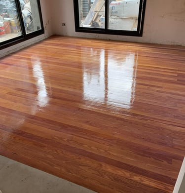 Pulido de pisos de madera con acabado brillante. Recuperamos el color y la luminosidad de cada amb