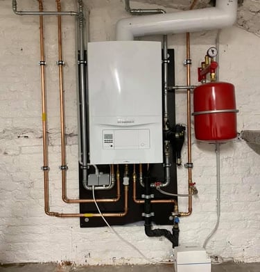 Moderne verwarmingsinstallatie met gascondensatieketel en expansievat, uitgevoerd door AP Services.