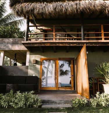 casa adosada de 2 plantas con techo de paja