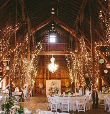 Csúr feldíszitve esküvői dekorációval