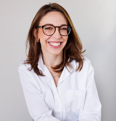 Foto de perfil de Tatiane amaro sorrindo para foto.