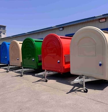 Foodtrucks demi-ronds TF-DM Classic alignés, disponibles dans plusieurs couleurs RAL : noir, bleu, beige, vert et rouge, pers