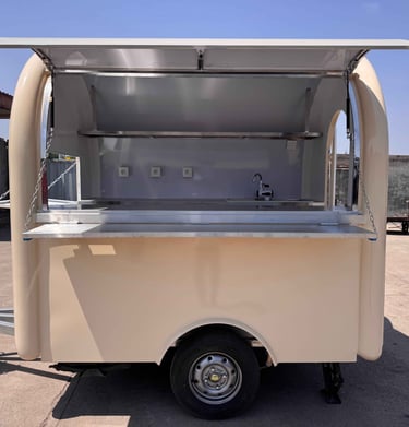 Foodtruck demi-rond TF-DM Classic couleur RAL ivoire clair, finition lisse, coque en fibre de verre et châssis galvanisé, cer