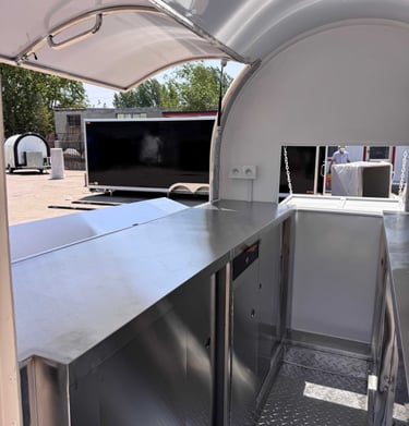 Intérieur du foodtruck demi-rond TF-DM Classic, plan de travail et rangements en acier inoxydable, sol aluminium antidérapant