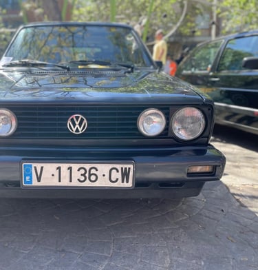Frontal del Volkswagen Golf MK1 Cabriolet 1989 en azul oscuro, clásico descapotable ideal para bodas y celebraciones.