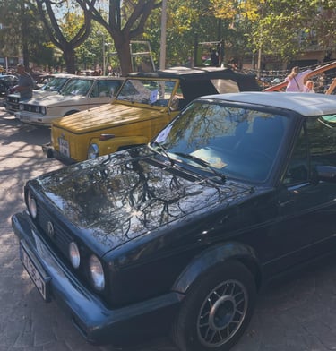 Volkswagen Golf MK1 Cabriolet 1989 en exposición de coches clásicos, modelo icónico disponible para bodas y eventos.