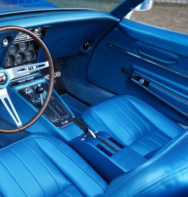 Interior del Corvette C3 327 1968 clásico azul con volante de madera, detalle de lujo para bodas de Motor de Gala.