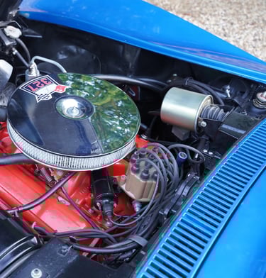 Motor Corvette C3 327 V8 de 1968, detalle del clásico americano de alquiler para bodas y eventos en España.