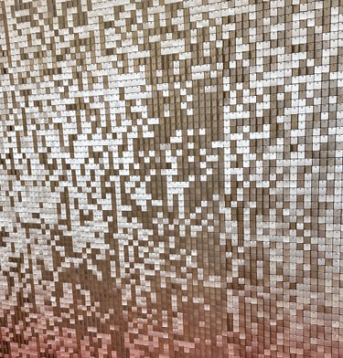 Blizgi auksinė foto siena