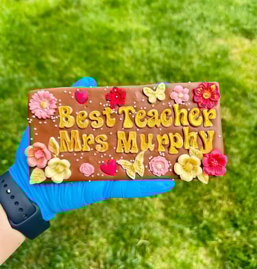 Create your own unique Cakesicle and Chocolate creations.