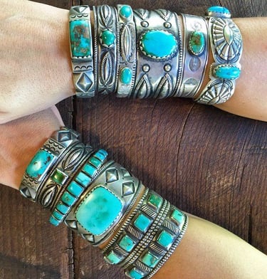 Bracelets en argent et pierres semi-précieuses