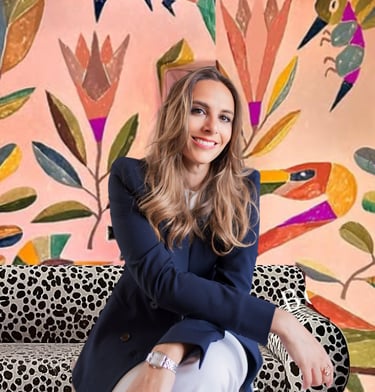 décorateur d’intérieur : Papier peint panoramique, papier peint jungle, associé à un canapé motif léopard