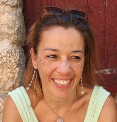 Photo de Nadège AVIT, coach en épanouissement, souriante, prête à répondre aux questions