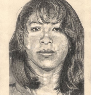 Retrato realista a grafito y carboncillo de mujer joven con fleco y cabello suelto, escala de grises