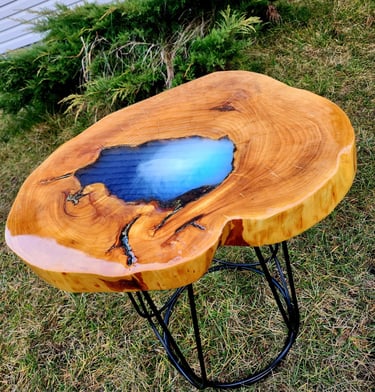 Alksnio medienos kavos staliukas su epoksido užpildu ir metalinėmis kojomis.