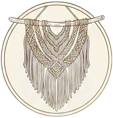 Un tapiz de macramé estilo bohemio hecho a mano con intrincados diseños tejidos y flecos en una rama