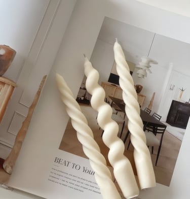 Bougie posée sur un livre