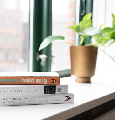 Bøger om psykologi i vindueskarmen