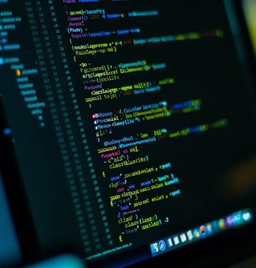 Pantalla de computadora mostrando código fuente, reflejando el desarrollo y optimización de sitios web para SEO.