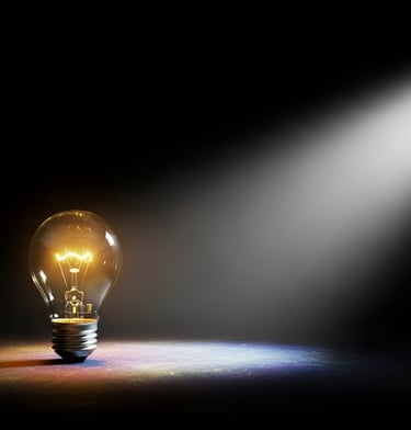 Spot qui éclaire dans le noir une ampoule pour symboliser la clarté mentale du travail de l'ombre