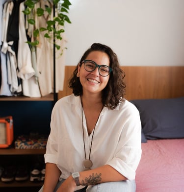 gabi sanches: fotografia mulher sentada sorrindo