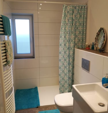 Bad mit Dusche und WC