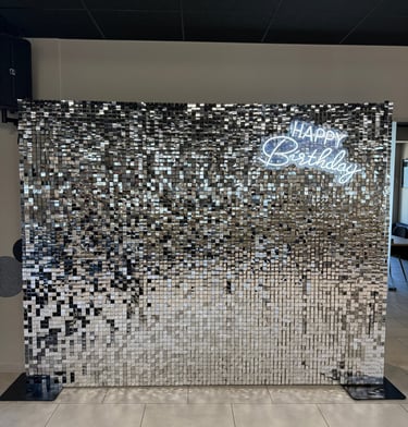 Blizgi sidabrinė foto siena, gimtadienio foto siena, foto sienos nuoma vilnius, foto siena, dekoras