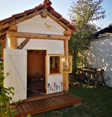 Spielhaus für Kinder in einem schönen Garten