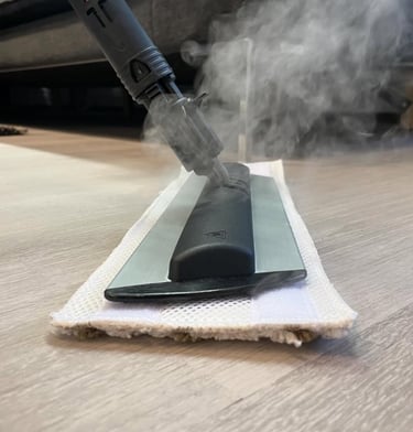 Mop parowy EV z systemem wymiennych padów. Profesjonalne, ekologiczne mycie podłóg drewnianych i płytek bez smug i chemii.