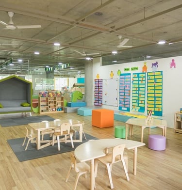 Bezpieczna, bezchemiczna dezynfekcja ławek i sal lekcyjnych w szkołach za pomocą generatora pary EV Poseidon.