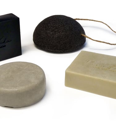 Jabones sólidos de: carbón y de romero y champú solido artesano pelo graso con esponja natural.