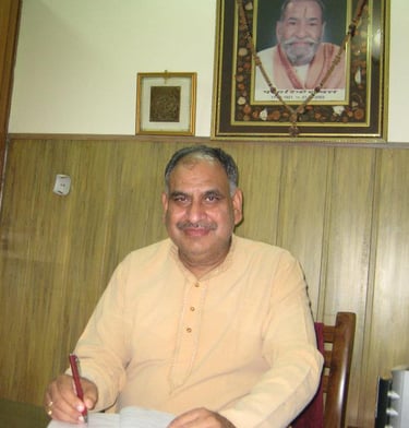 Dr Atray Suresh, teacher, mokytojas
