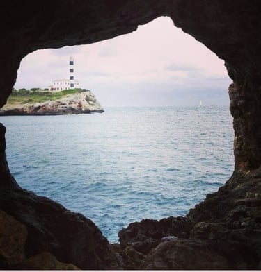 el faro de Portocolom visto desde sa cova foradada