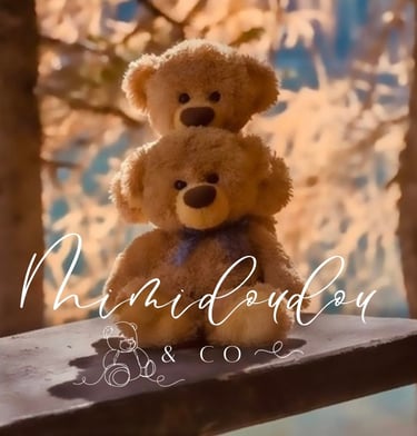 deux ours en peluche assis sur un banc devant un arbre avec logo mimidoudou and co