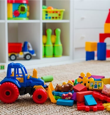 một chiếc xe tải đồ chơi với một chiếc máy kéo đồ chơi và đồ chơi