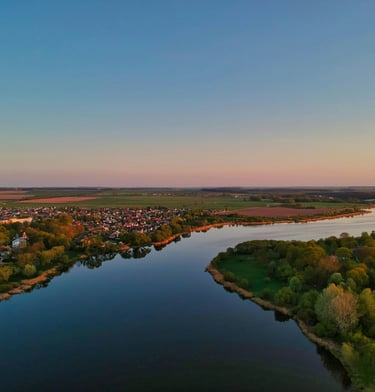 folyó menti település a naplementében