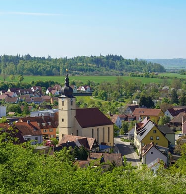település madártávéatból templommak a közepén